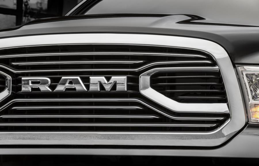 Логотип Dodge Ram 1500 Laramie Limited Crew Cab 2015 года  (фото 18 из 46)